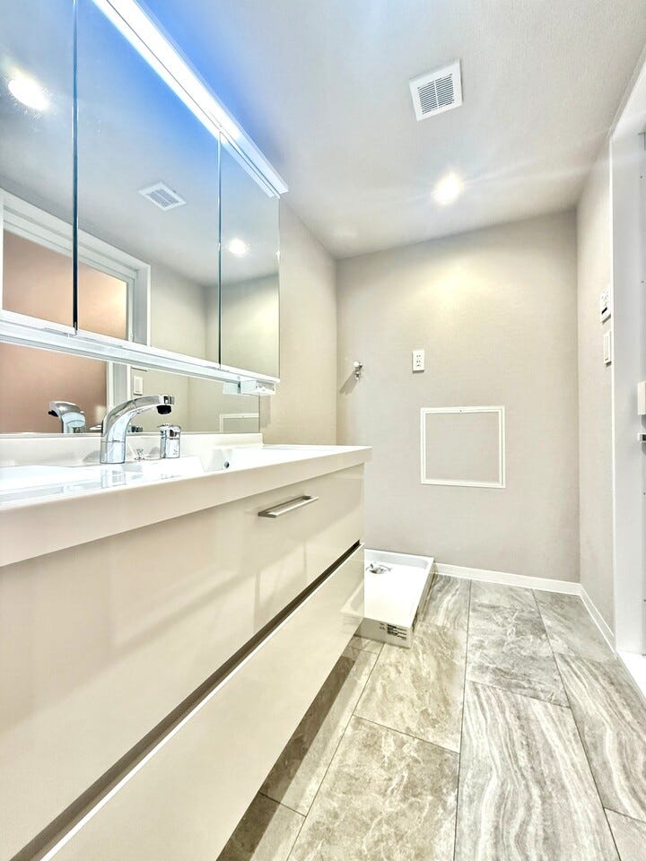 ◇洗面所◇
白で統一された広々とした、清潔感のある洗面台です。お掃除もしやすく、身だしなみや、自分を綺麗にする場所だからこそ清潔にしていたいですね。三面鏡の裏側が全て収納スペースになっています。