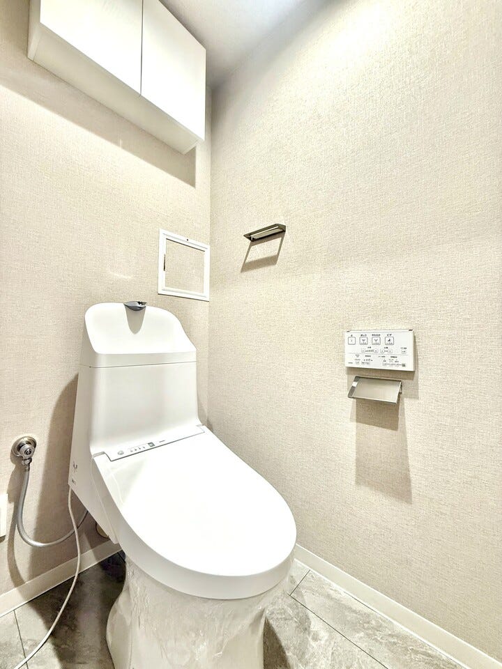 ◇トイレ◇
清潔感溢れ、居心地よく落ち着ける空間となっています。グリーンをプラスしてさらに清潔感をアップするのもオススメです。空気がきれいに感じられ、おしゃれ度もアップしますね。