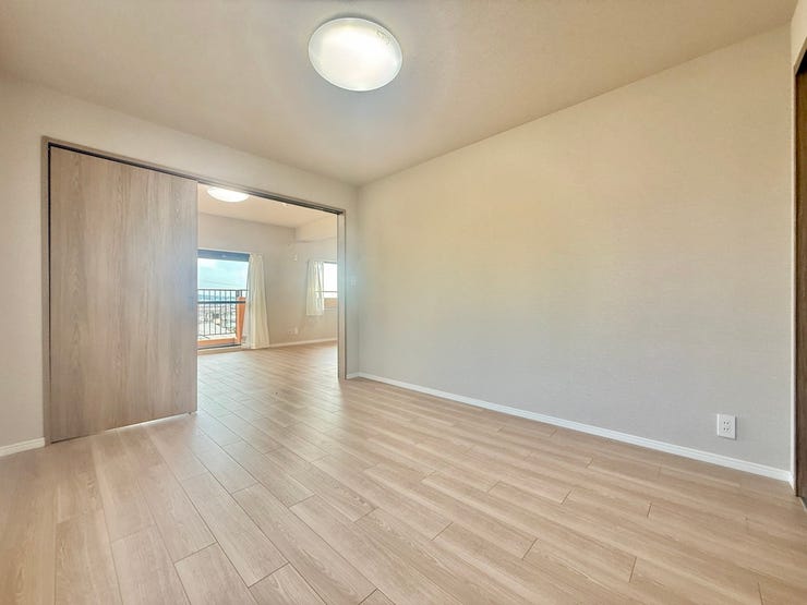 ◇6.6帖 洋室◇
南東向きの明るいお部屋です♪家族の成長に合わせ多目的に使える居室です。お子様のお部屋や、趣味のお部屋にしたり、使いやすいお部屋になっています。大きなクローゼット完備です♪