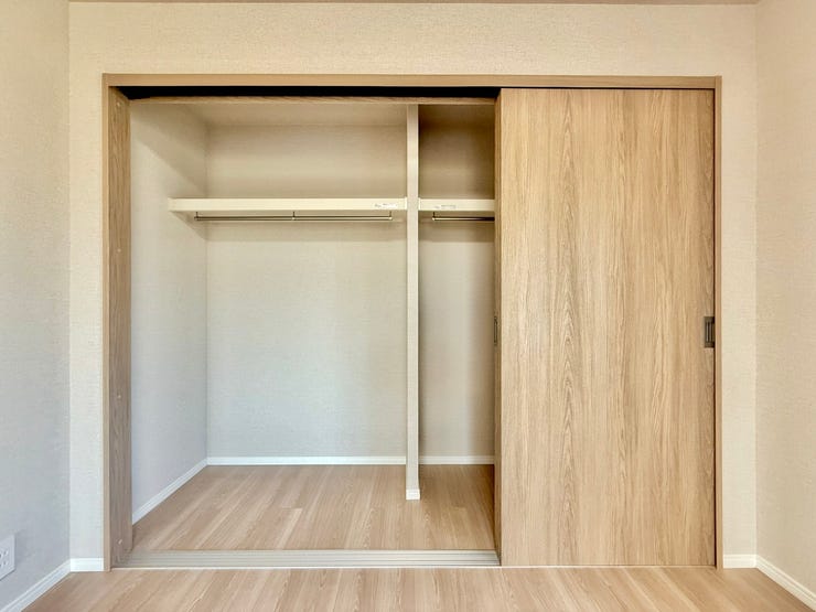 ◇クローゼット◇
大容量のクローゼット完備。お洋服もたくさん収納できて、お部屋がスッキリします。ハンガーパイプが設置されており、大切なお洋服が傷まないよう、そのままかけて収納できます。