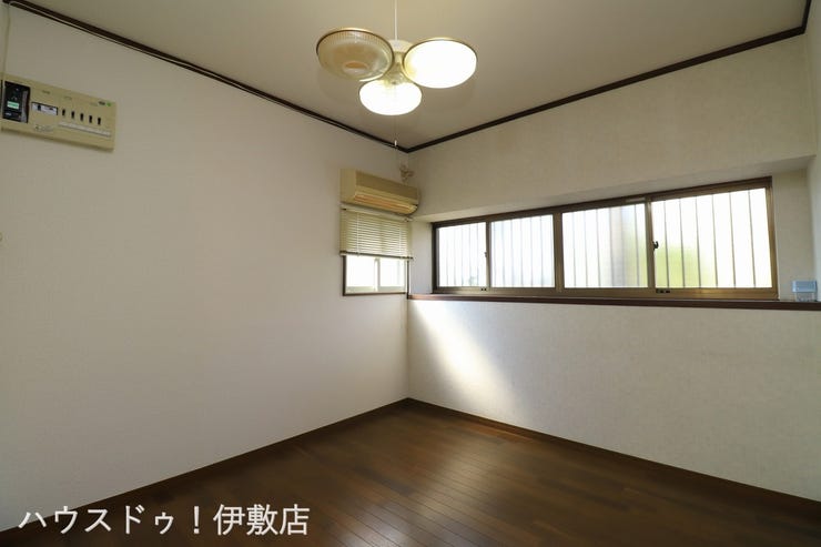 【洋室4.5帖】
二面に窓があるため一日中安定した明るさが保てます。腰高窓なので家具の配置もしやすく模様替えも楽しめそうです。