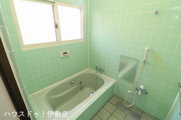 【浴室】
大型の浴槽に浸かって日頃の疲れを癒して頂く事が出来ますね