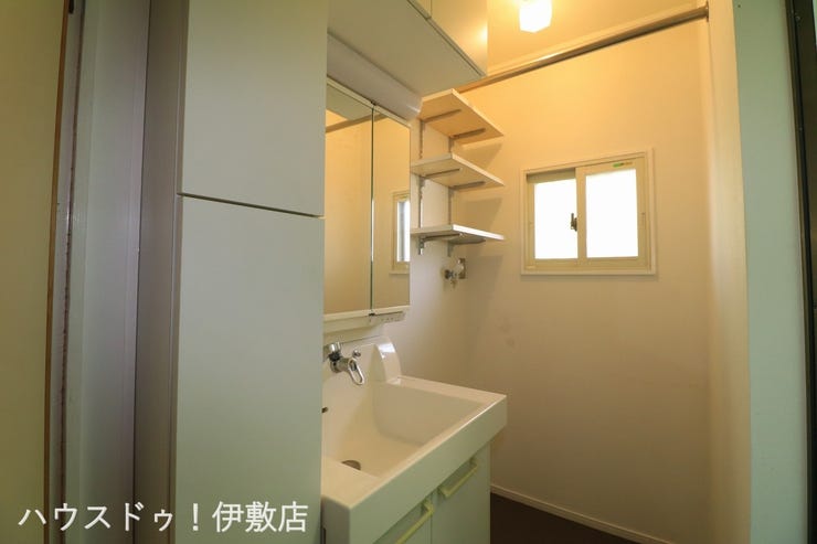 【洗面所】
洗面所には可動棚、三面鏡の洗面台、扉付きの棚がついており、使いやすい洗面所です