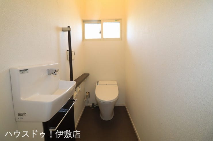 【トイレ】
タンクレスのトイレで広々と使用できます!手洗器付き