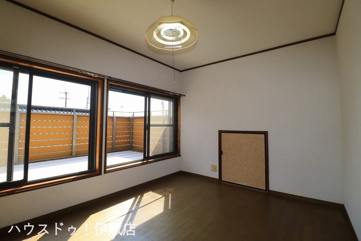 【2F洋室6帖】
収納が2ケ所ついており、便利な洋室です