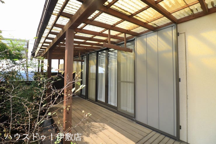 【ウッドデッキ】
屋根付きのウッドデッキで天気に左右されずにゆっくりと過ごせます