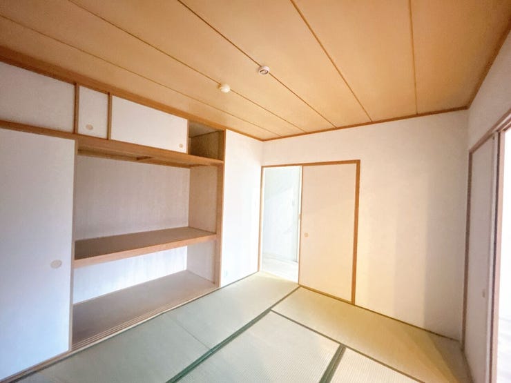 リビング横の和室スペースは休憩したり、お子様の安全な遊びスペースとしても使えます◎