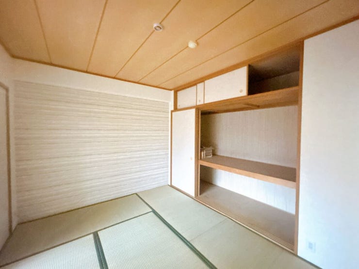 押入れがあり、布団などもたくさん収納できます◎