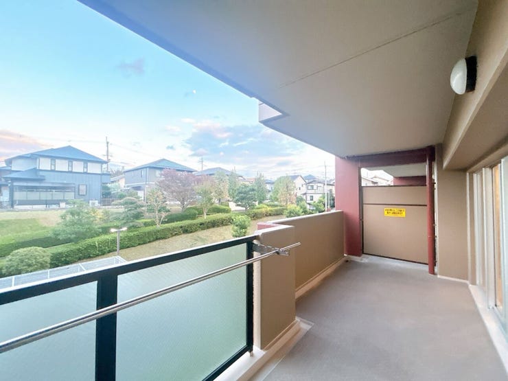 バルコニーは日当たり良好で、洗濯物もよく乾きます◎