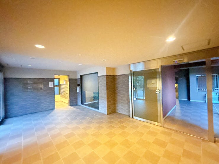 エントランスもきれいに管理されております。