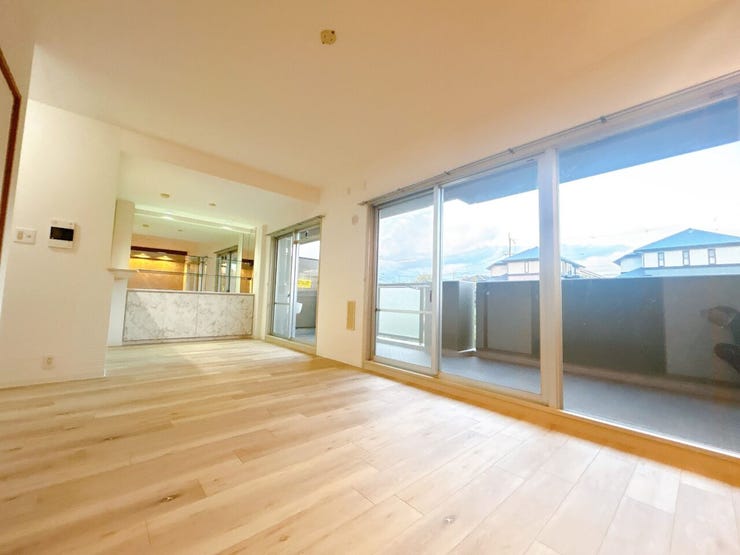 開口部に広い窓があり、採光・通風ともに多く取り込めます。