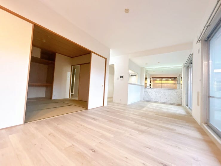 開口部に広い窓があり、採光・通風ともに多く取り込めます。