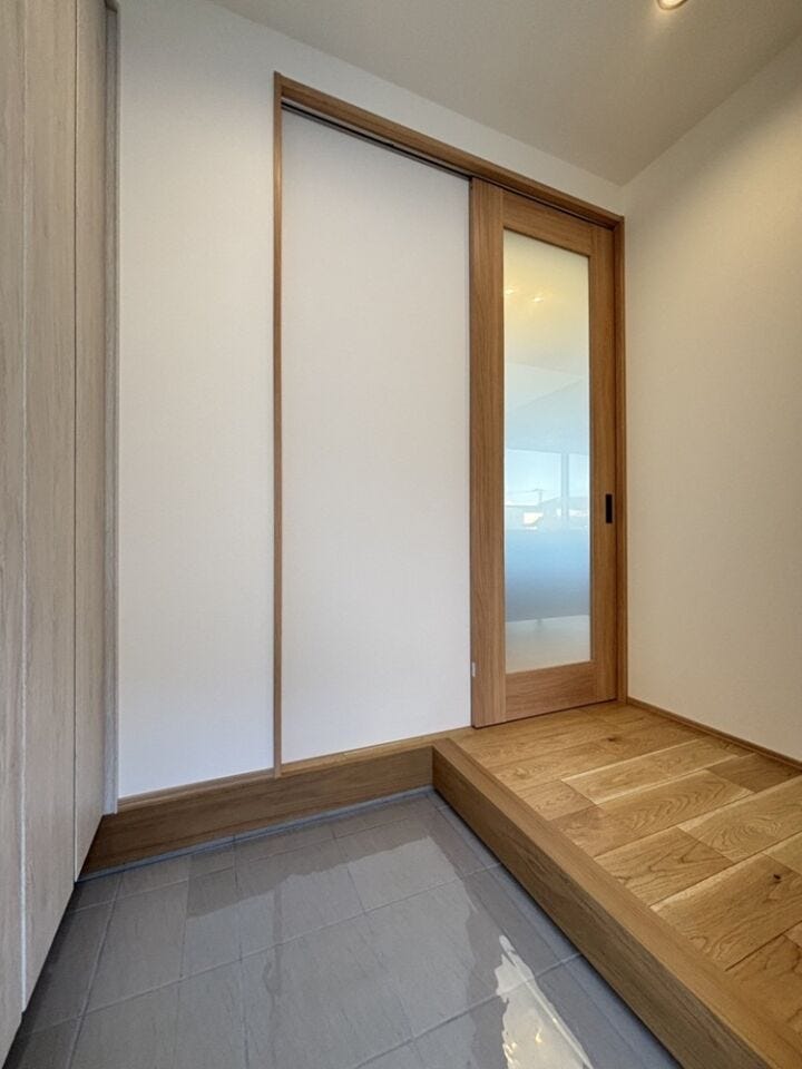 光を取り込むガラス扉で、玄関から明るい印象に!