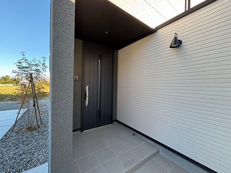 無駄のない美しさが際立つ、モダンデザインの玄関。