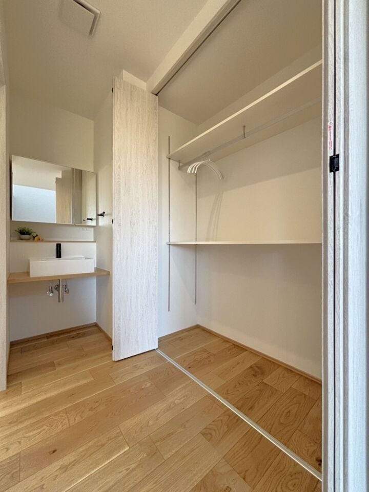 家族分の衣類やタオル収納にいかがでしょうか!干した洗濯物を片付けるまでの移動距離がコンパクトになり、お着替えもラクチン◎