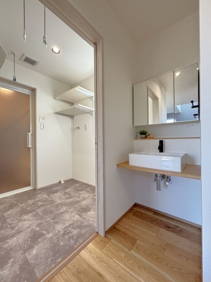 洗面台を独立させることで、脱衣室を広く使うことができます♪