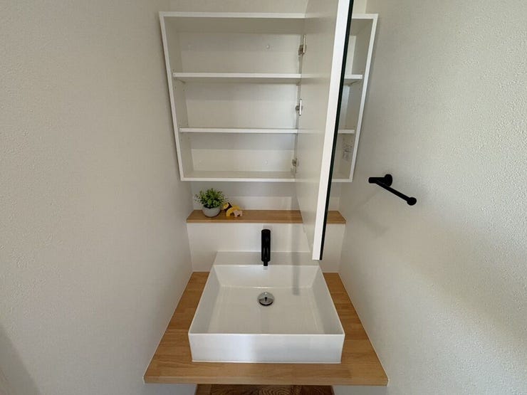 機能性もデザイン性も両立した洗面台!鏡の裏に小物が置けるので、生活感が隠せます。