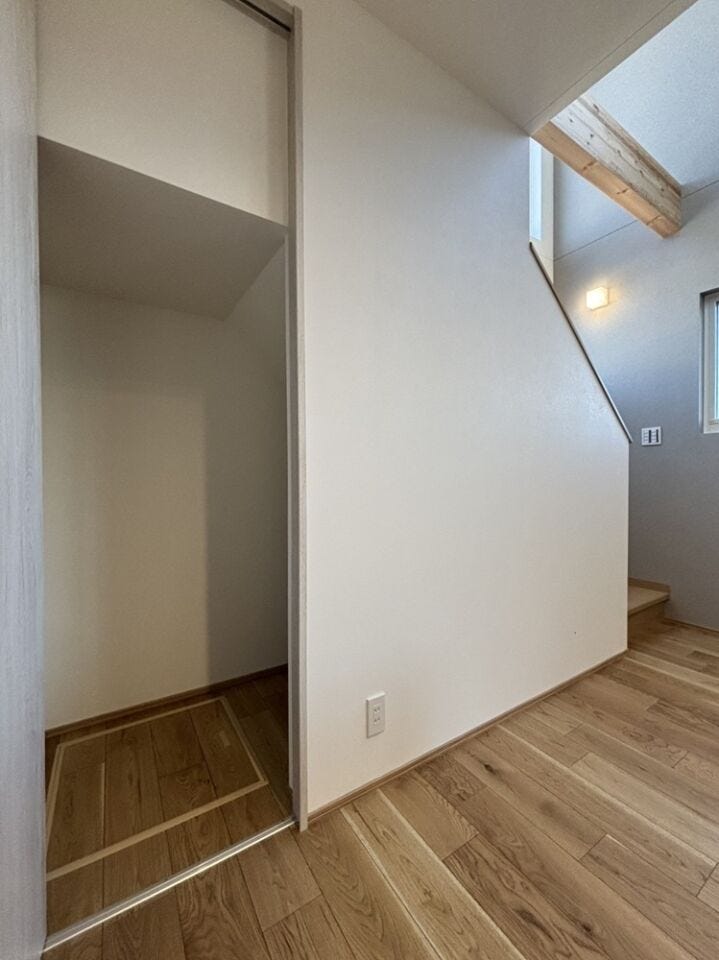 リビング内にも収納があるので日用品のストック、掃除用具入れなどに便利です!