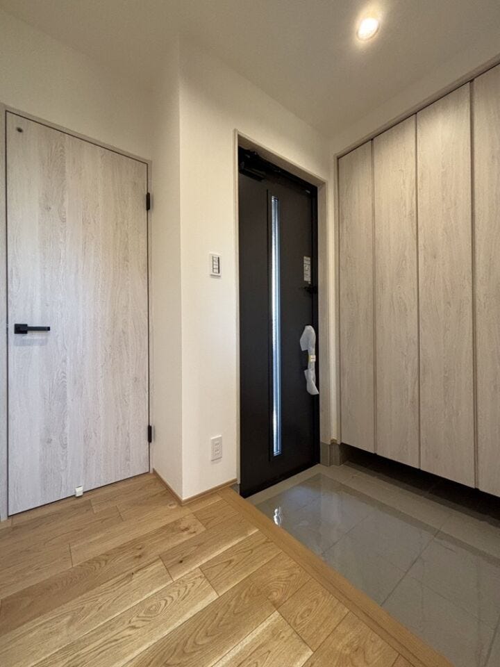 シューズクロークを採用!取っ手などの出っ張りがないのでスッキリとした印象になります。