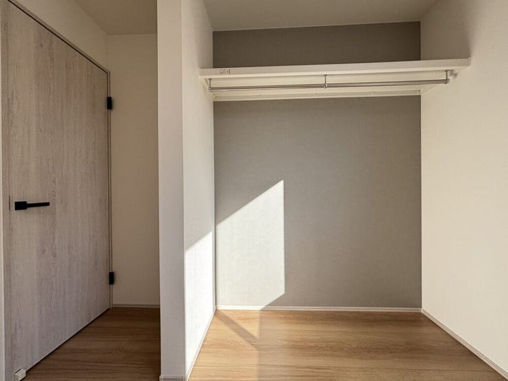 オープンクローゼットに映えるアクセントクロスで魅せるクローゼットに。