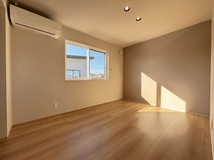 広すぎずちょうどいい。ウォークインクローゼットがあるから収納面も安心!寝室はエアコンがついています◎