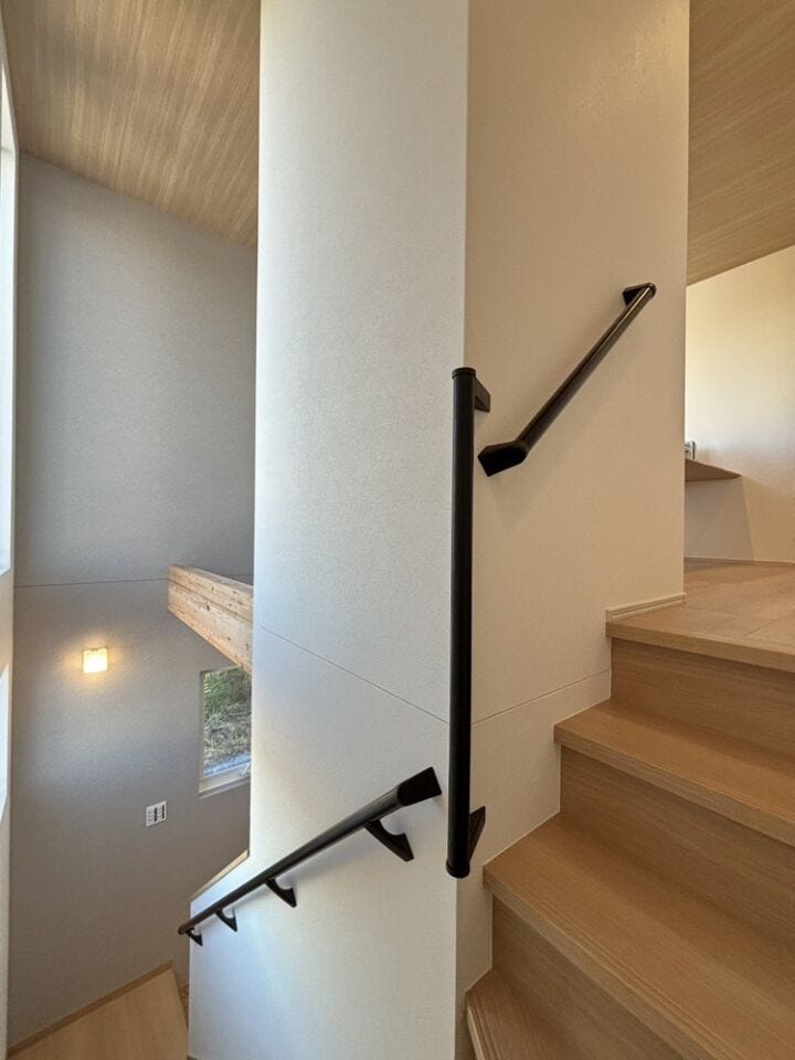 アイアンの手すりがオシャレ!曲がり部分に縦手すりを設け、安全性にも配慮。