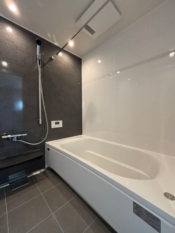 マグネットが使える壁なので収納フックなどの取り付けが自由!浮かせる収納で清潔感も◎