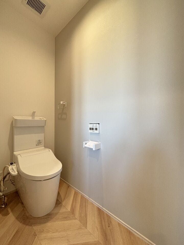 2階にもトイレがあります!ヘリンボーンの床でオシャレさがぐんとアップします。