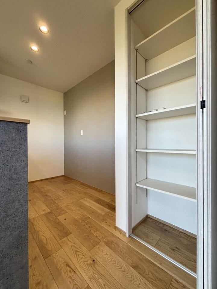 食材のストックも綺麗に片付く!棚は可動式なので使いやすい◎