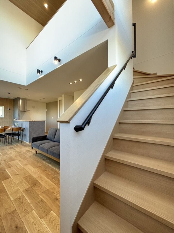 リビングを通って階段にあがる、「ただいま」「おかえり」が自然に交わせる動線♪