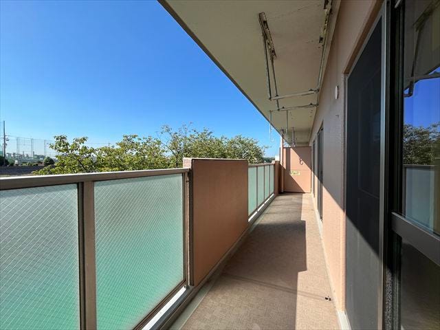 2部屋を繋ぐバルコニーはゆったりと、洗濯物も気持ちよく干せそうですね。
(2025年9月16日撮影)