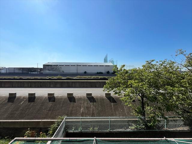 バルコニーからの眺望です。川沿いの堤防道路が見渡せます。2階にあたりますが、南側は光を遮る建物がなく、日当たり・通風共に良好です◎
(2025年9月16日撮影)