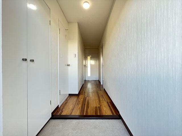 玄関から見た廊下スペースです。白色のクロスと建具で、すっきりとした印象に♪
(2025年9月16日撮影)