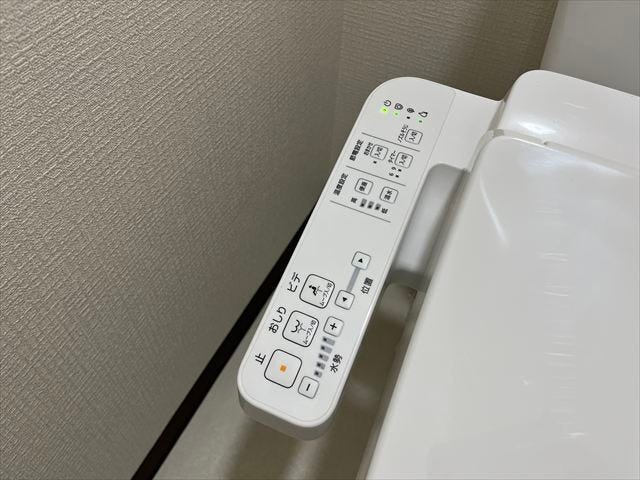◆温水洗浄便座◆ウォシュレット機能付ですので寒い時期も便座を温かくでき安心して座ることができますね。