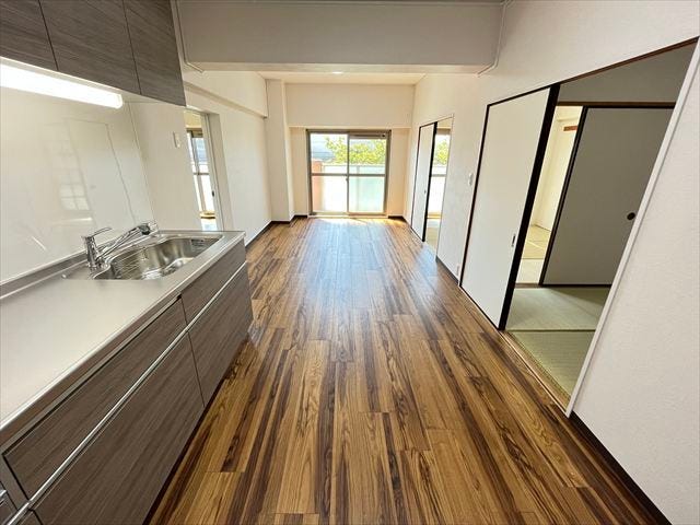 リビングと和室がゆるやかにつながり、家族の気配を感じられる間取りです。和室はくつろぎの空間や、ちょっとしたおもてなしにも活用できます。