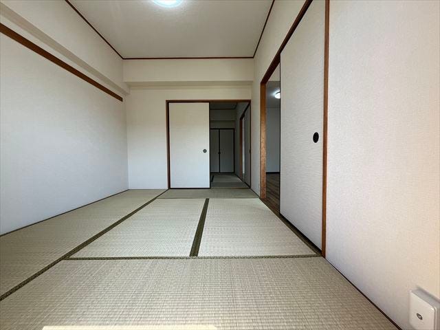 6畳南側和室:お子様の遊び場やお昼寝、来客用の寝室にと多様な用途で使えます。