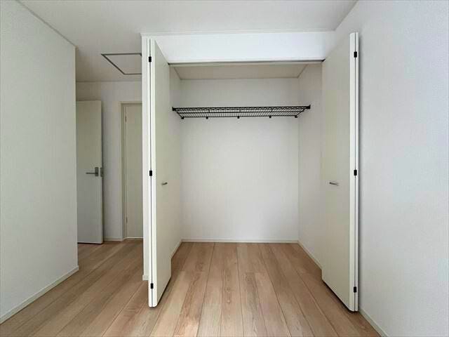 2階洋室7帖クローゼット:各居室に大きめのクローゼットがついています。
(2025年9月26日 撮影)
