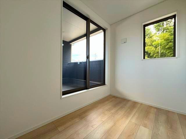 2階洋室7帖のサンルーム:明るい日差しの中で洗濯物を干したり、趣味のスペースにもぴったりです。
(2025年9月26日 撮影)