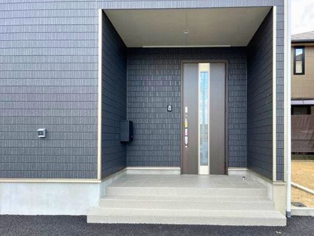 玄関ポーチ:住まいの第一印象を穏やかに演出します。雨の日の出入りやお客様の対応も安心です。
(2025年9月26日 撮影)