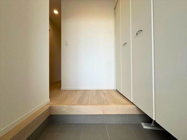 行きも帰りも、家族をやさしく送り出し、出迎える玄関です。毎日の暮らしをあたたかくしっかり見守ってくれます。(2025年9月26日 撮影)