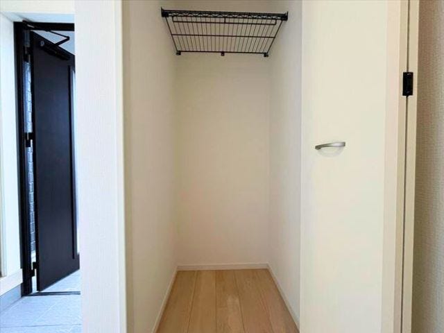 ご家族共有のクローゼットとして使えば、洋服の整理整頓も一箇所で簡潔します。(2025年9月26日 撮影)