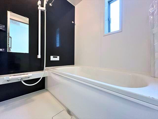 浴室には窓も付いているので、こもりがちな湿気もすぐ取り除くことができますね。(2025年9月26日 撮影)