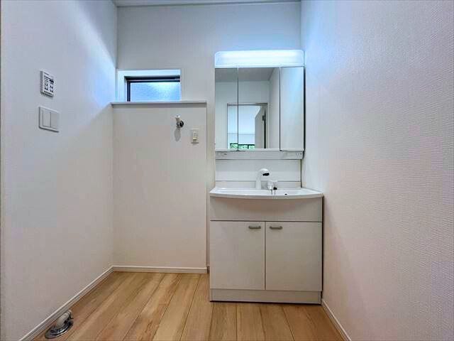 3面鏡の裏側や洗面台下など、収納スペースが豊富な洗面台になっています。(2025年9月26日 撮影)