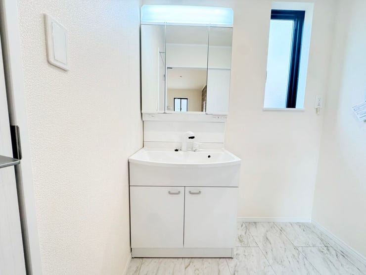 ◎洗面台:A号棟(12/2撮影)
暮らしを快適に変えるシャワー付洗面化粧台!朝の身支度もスピーディに♪
3面鏡の裏は収納付きです!