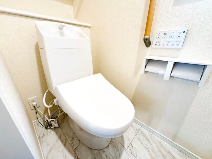 ◎トイレ:A号棟(12/2撮影)
1・2階ともにウォシュレット付!2か所トイレがございますので、朝のトイレ渋滞も解消!窓付きで明るく、換気もできます◎
