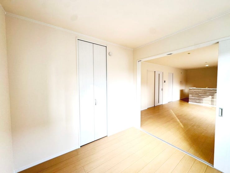 ◎1階洋室:A号棟(12/2撮影)
洋室の扉を開くと、開放的な空間が広がります!扉を閉めることで、急な来客時もすぐに目隠し可能です!