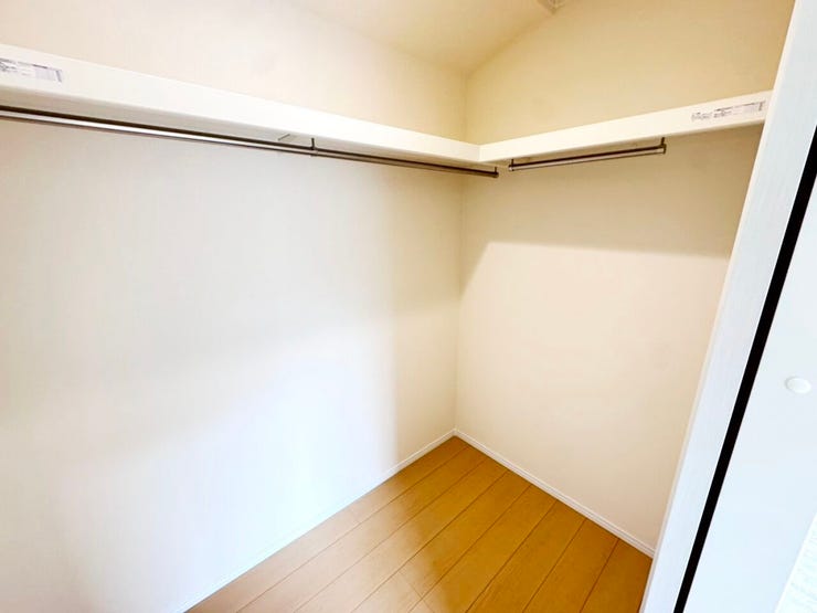 ◎WIC:A号棟(12/2撮影)
【WICが標準装備!】
主寝室には季節物の衣類もスッキリ収納できるウォークインクロゼット!
ご夫婦の衣類もたっぷり収納できます!