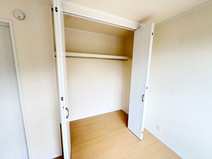 ◎収納:A号棟(12/2撮影)
収納扉は折戸扉になっているので、最小限のスペースで開閉が可能です◎レールがないので埃もたまらず、掃除がしやすいですね♪
