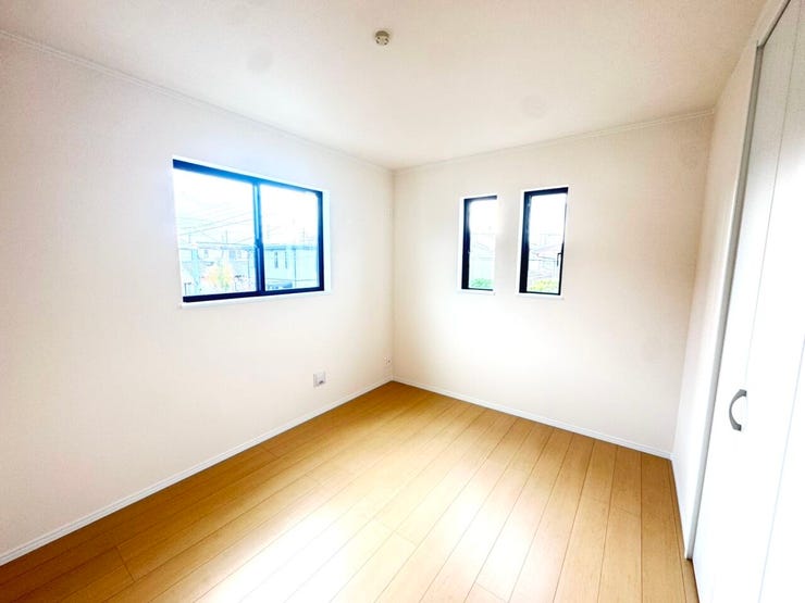 ◎洋室:A号棟(12/2撮影)
フローリングは定番のメープルカラー、収納扉などはホワイトで清潔感もあり、家具もあわせやすい色合いです。