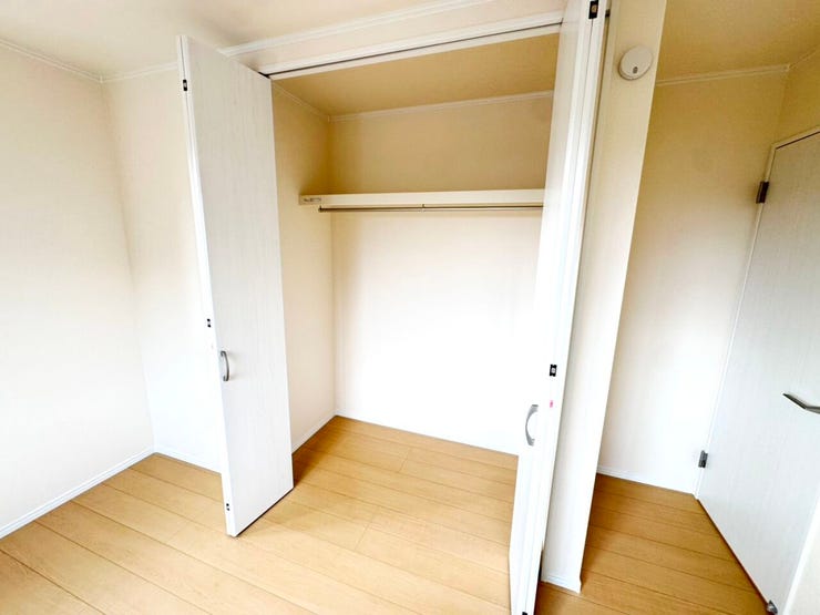 ◎収納:A号棟(12/2撮影)
クローゼット内には枕棚がついているので余りがちな上の空間もしっかり収納スペースとして利用可能!